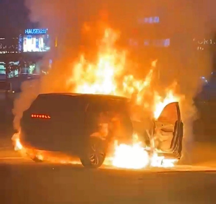 Diyarbakır'ın Kayapınar ilçesinde seyir halindeki elektrikli SUV'un alev alması sonucu