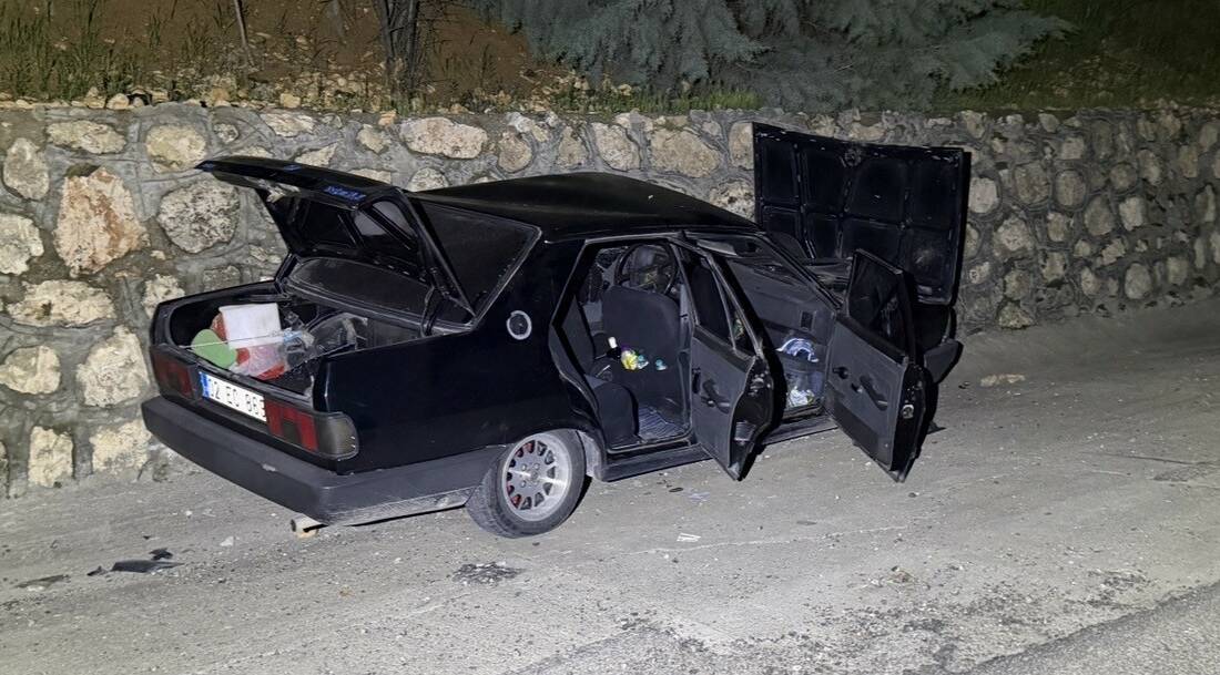 Adıyaman’da, alkollü sürücünün kullandığı otomobilin ters şeride girerek İstinat duvarına