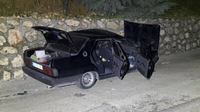 Adıyaman’da, alkollü sürücünün kullandığı otomobilin ters şeride girerek İstinat duvarına