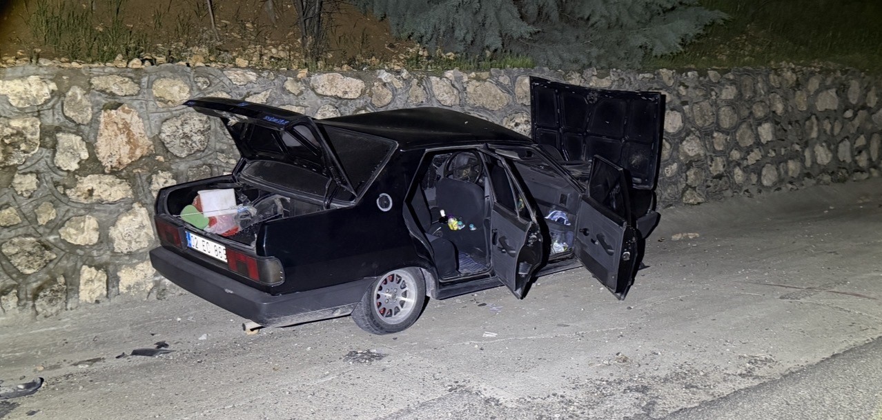 Adıyaman’da, alkollü sürücünün kullandığı otomobilin ters şeride girerek İstinat duvarına