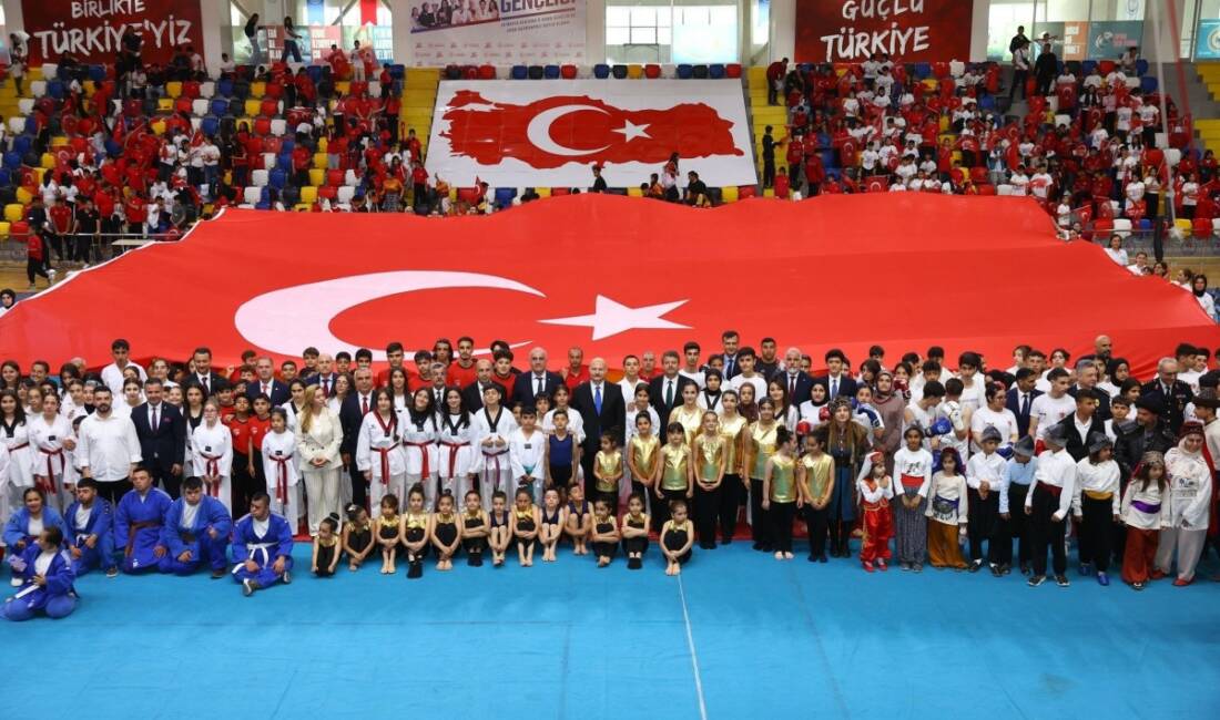 Adıyaman'da Yenimahalle kapalı spor salonunda 19 Mayıs Atatürk'ü Anma, Gençlik