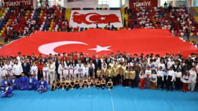 Adıyaman'da Yenimahalle kapalı spor salonunda 19 Mayıs Atatürk'ü Anma, Gençlik