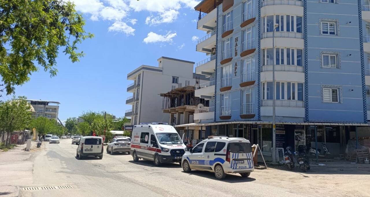 Adıyaman’da, balkona çıkarak atlayacağı iddia edilen şahsı polis ekipleri ikna