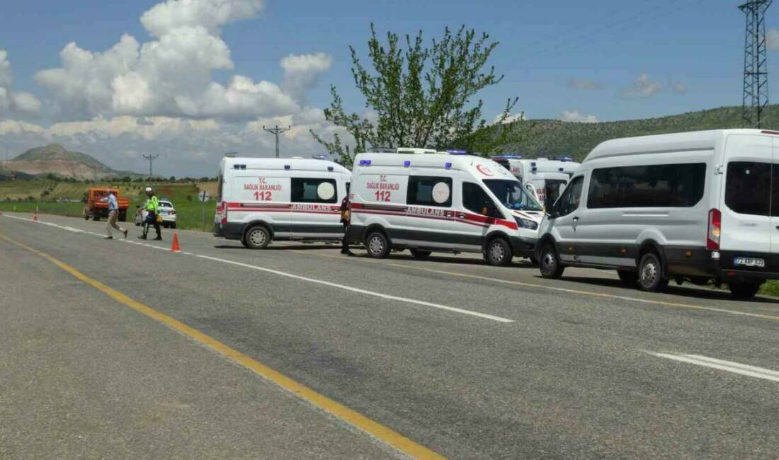 Batman’ın Gercüş ilçesinde iki otomobilin çarpışması sonucu meydana gelen trafik
