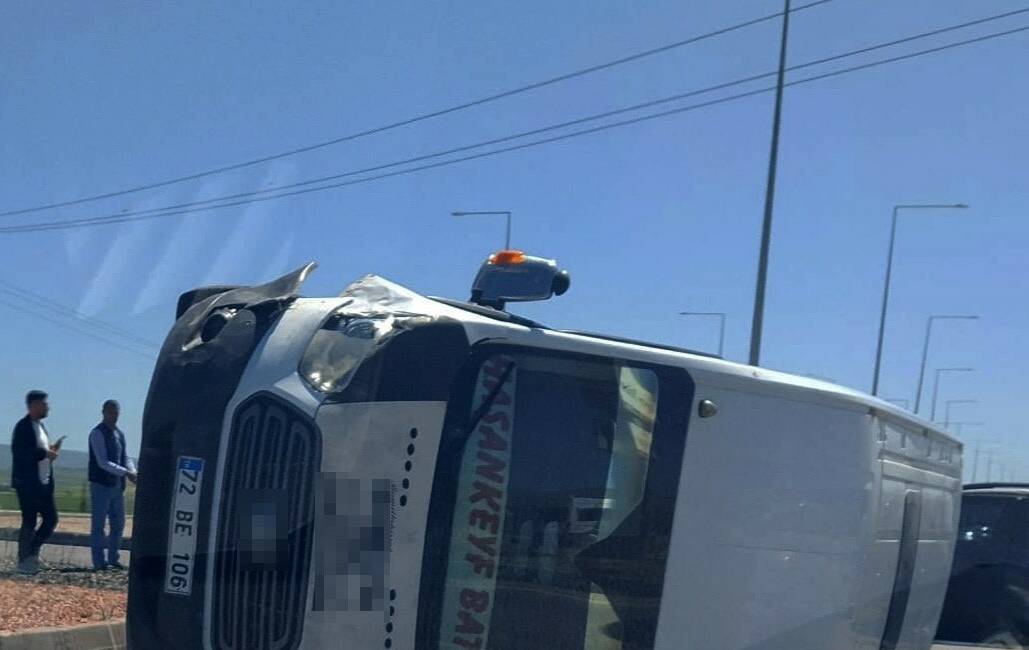 Batman’da yolcu minibüsü ile otomobilin çarpışması sonucu meydana gelen trafik