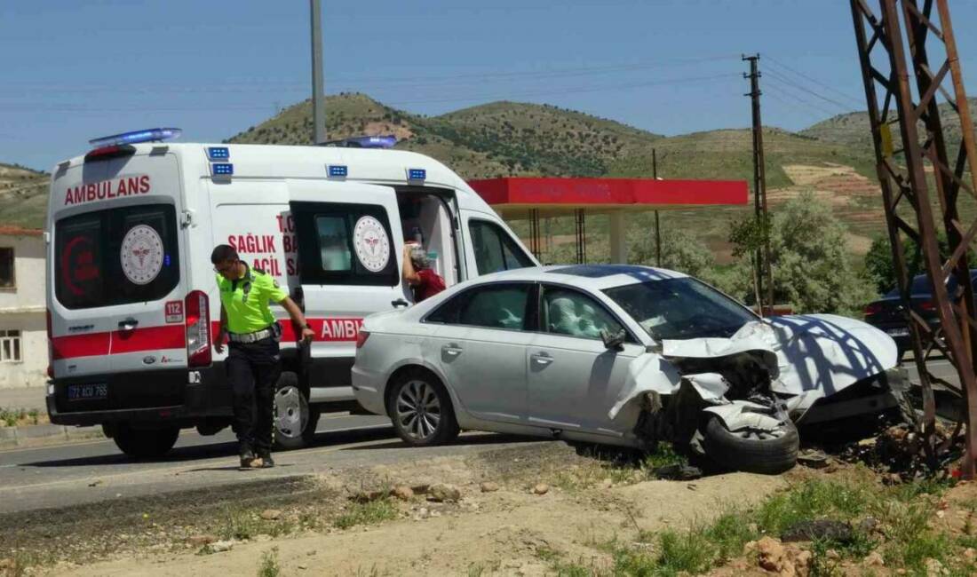 Batman’ın Gercüş ilçesinde otomobilin direğe çarpması sonucu sürücü ve oğlu