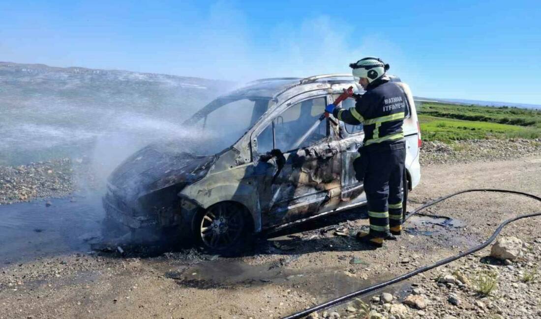 Batman Çayı kenarında alev alan hafif ticari araç, itfaiye ekiplerinin