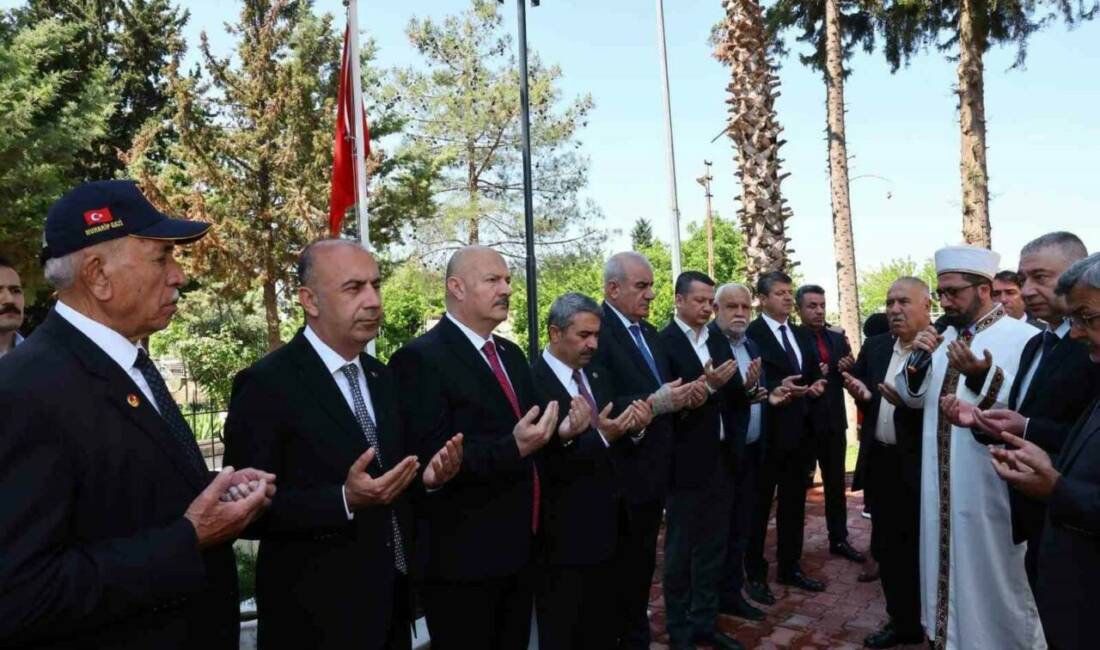 Kurban Bayramı arifesi dolayısıyla Adıyaman’da şehitlik ziyaret edildi.