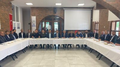 Besni Millet Bahçesi’nde düzenlenen Kurban Bayramı bayramlaşma programında protokol üyeleri,