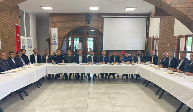 Besni Millet Bahçesi’nde düzenlenen Kurban Bayramı bayramlaşma programında protokol üyeleri,