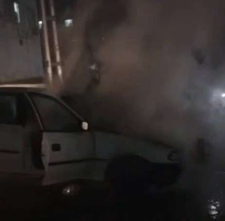 Adıyaman’ın Besni ilçesinde park halindeki bir otomobil yandı.