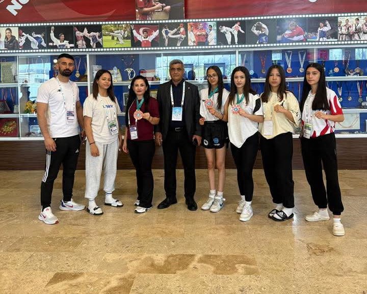Besnili sporculardan dünya kupasında büyük başarı Antalya'da düzenlenen 11. Turkish Open WAKO World Cup'ta Besnili sporcular,