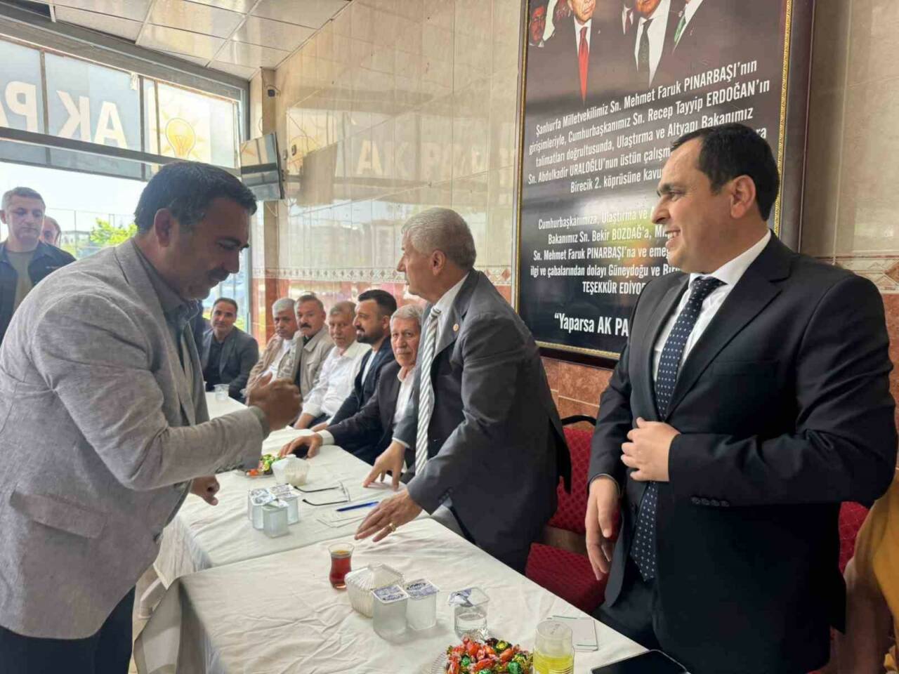Şanlıurfa’nın Birecik ilçesinde, Belediye Başkanı Mehmet Begit öncülüğünde düzenlenen bayramlaşma