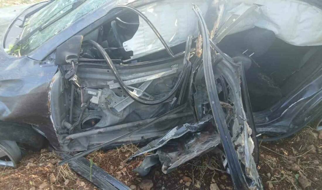 Şanlıurfa’nın Bozova ilçesinde kontrolden çıkarak devrilen otomobildeki 5 kişi yaralandı.