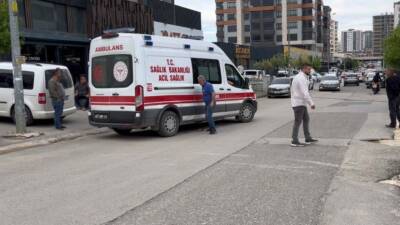 Gaziantep’te cam silerken dengesini kaybederek 8’inci kattan binanın beton teras