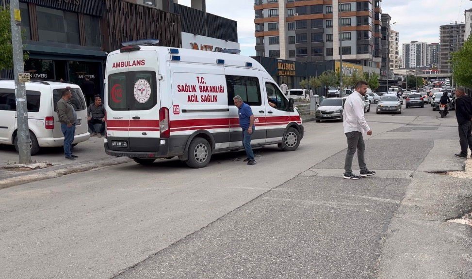 Cam silerken 8’inci kattan düşen genç kız hayatını kaybetti Gaziantep’te cam silerken dengesini kaybederek 8’inci kattan binanın beton teras