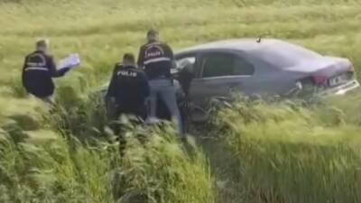 Gaziantep’in İslahiye çarpışan iki otomobil savrularak yol kenarındaki tarlaya devrildi.