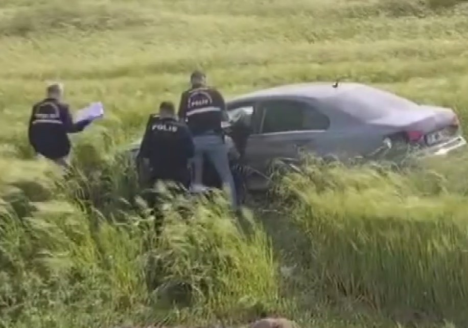 Gaziantep’in İslahiye çarpışan iki otomobil savrularak yol kenarındaki tarlaya devrildi.