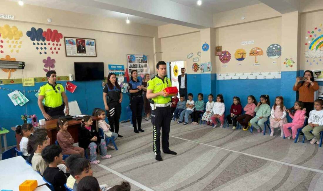 Cizre'de, Trafik Haftası etkinlikleri çerçevesinde polis ekipleri anaokulu ve ilkokul