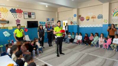 Cizre'de, Trafik Haftası etkinlikleri çerçevesinde polis ekipleri anaokulu ve ilkokul