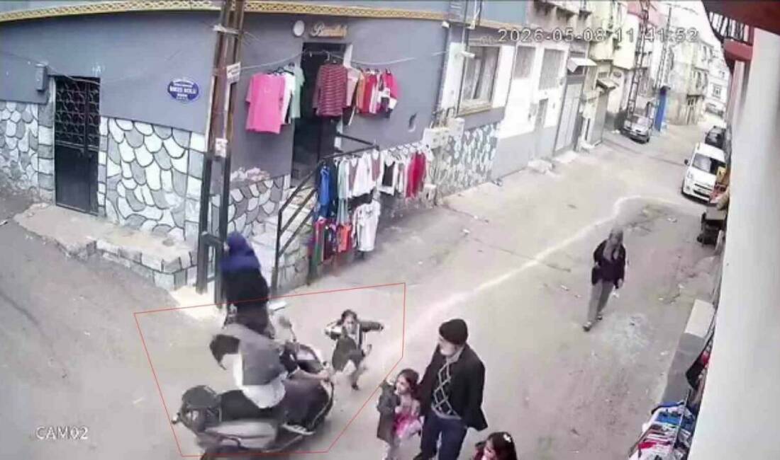 Gaziantep’te sokaktan hızla geçen bir motosiklet, ailesiyle yolda yürüyen küçük