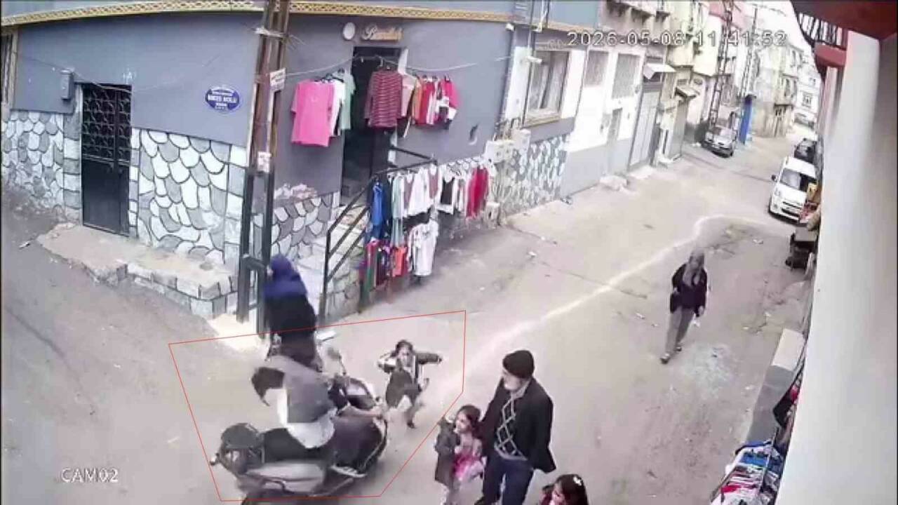 Gaziantep’te sokaktan hızla geçen bir motosiklet, ailesiyle yolda yürüyen küçük