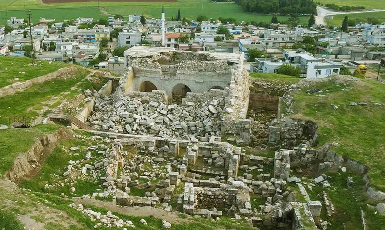 Gaziantep'in Araban ilçesindeki tarihi İç Kale Camii'nin, depremlerdeki hasarının ardından