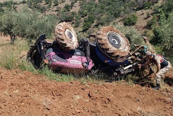 Gaziantep’in İslahiye ilçesinde kontrolden çıkarak devrilen traktörün sürücüsü hayatını kaybetti.