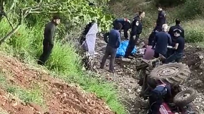 Gaziantep’te kontrolden çıkarak devrilen traktörün sürücüsü hayatını kaybetti.