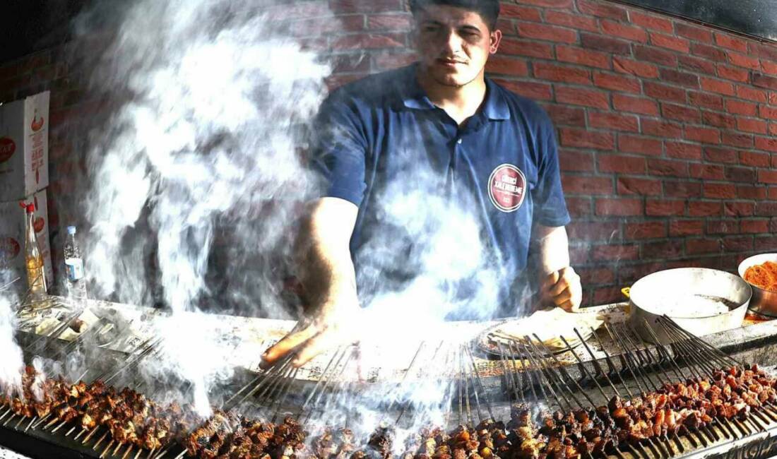 Diyarbakır’da Kurban Bayramı oldu ’ciğer bayramı’ Kurban Bayramı boyunca yerli ve yabancı ziyaretçilerin ilgisini çeken Diyarbakır,