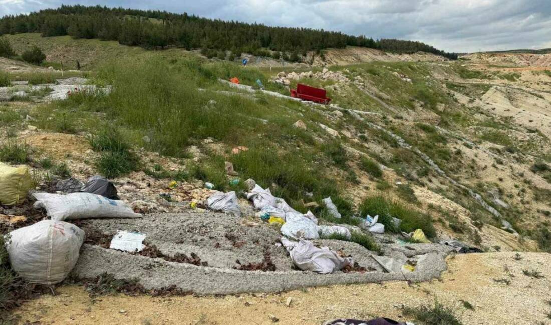 Adıyaman-Şanlıurfa Karayolu üzerindeki atıklar ve dökülen betonlar, çevre sakinlerinin tepkisini
