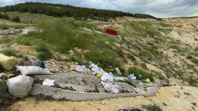 Adıyaman-Şanlıurfa Karayolu üzerindeki atıklar ve dökülen betonlar, çevre sakinlerinin tepkisini