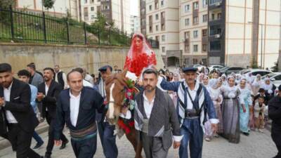 Şırnak’ta bir çift, geleneksel gelin alma ritüelini at sırtında gerçekleştirerek