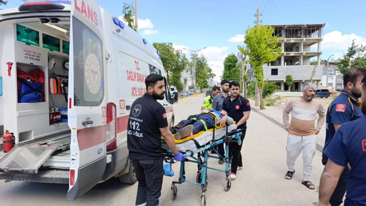 Adıyaman’da seyir halindeki elektrikli motosikletin devrilmesi sonucu sürücü yaralandı.