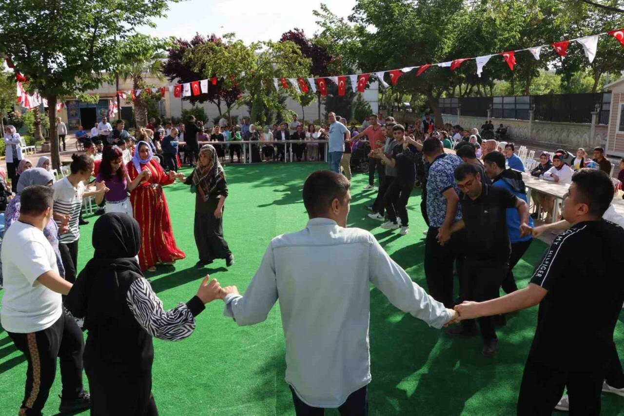 Şanlıurfa Büyükşehir Belediyesi tarafından Engelliler Haftası kapsamında düzenlenen sıra gecesi