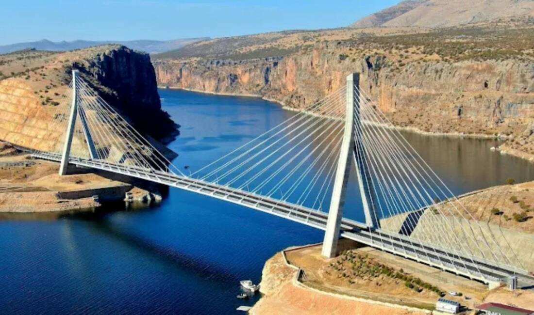 Bakan Uraloğlu, Nissibi Köprüsü’nün 11’inci yılını kutladı Ulaştırma ve Altyapı Bakanı Abdulkadir Uraloğlu, Nissibi Köprüsü'nün 11'inci yılında
