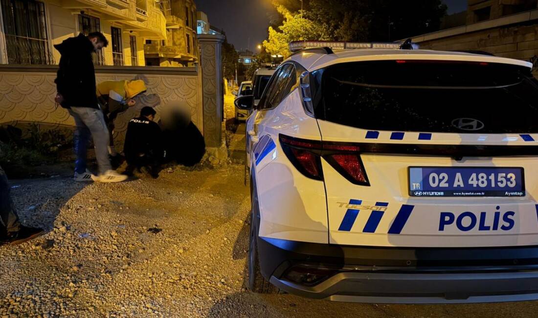 Duvar dibine çöken kadın ekipleri harekete geçirdi Adıyaman’da, duvar dibine çökerek karanlıkta duran yüzü kapalı kadın, polis