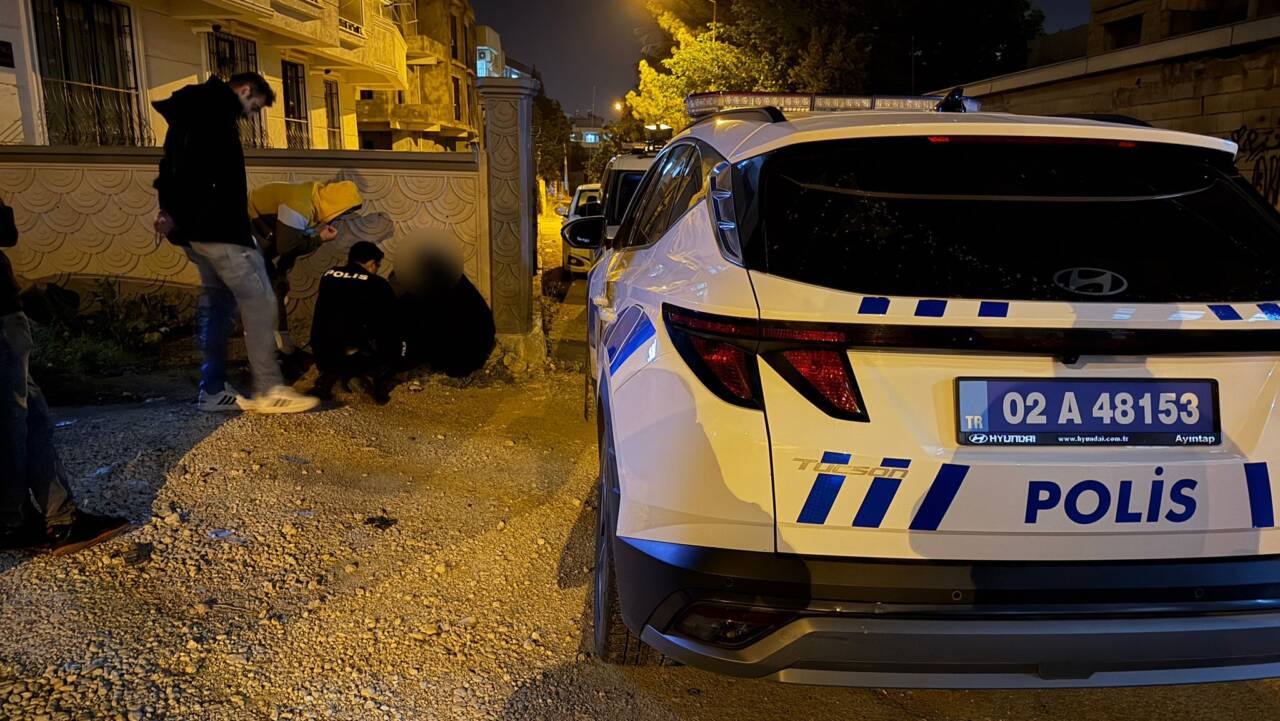 Adıyaman’da, duvar dibine çökerek karanlıkta duran yüzü kapalı kadın, polis