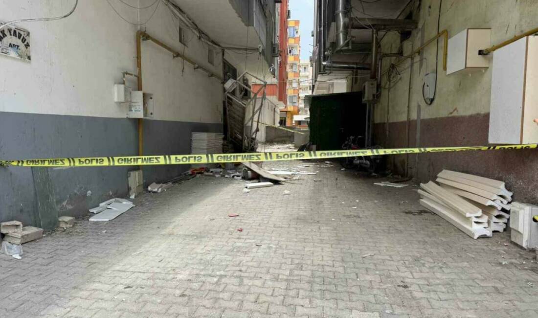 Şanlıurfa’nın Birecik ilçesinde inşaatın dış cephe giydirmesini yapan iki işçinin