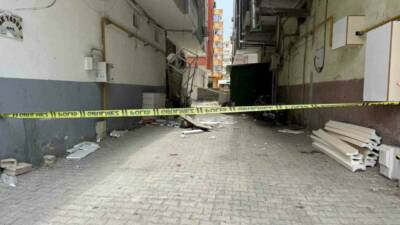 Şanlıurfa’nın Birecik ilçesinde inşaatın dış cephe giydirmesini yapan iki işçinin