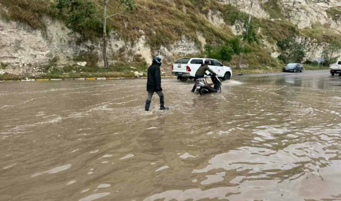 Debisi yükselen Fırat Nehri’nde baraj kapaklarının açılmasıyla yollar ve parkları