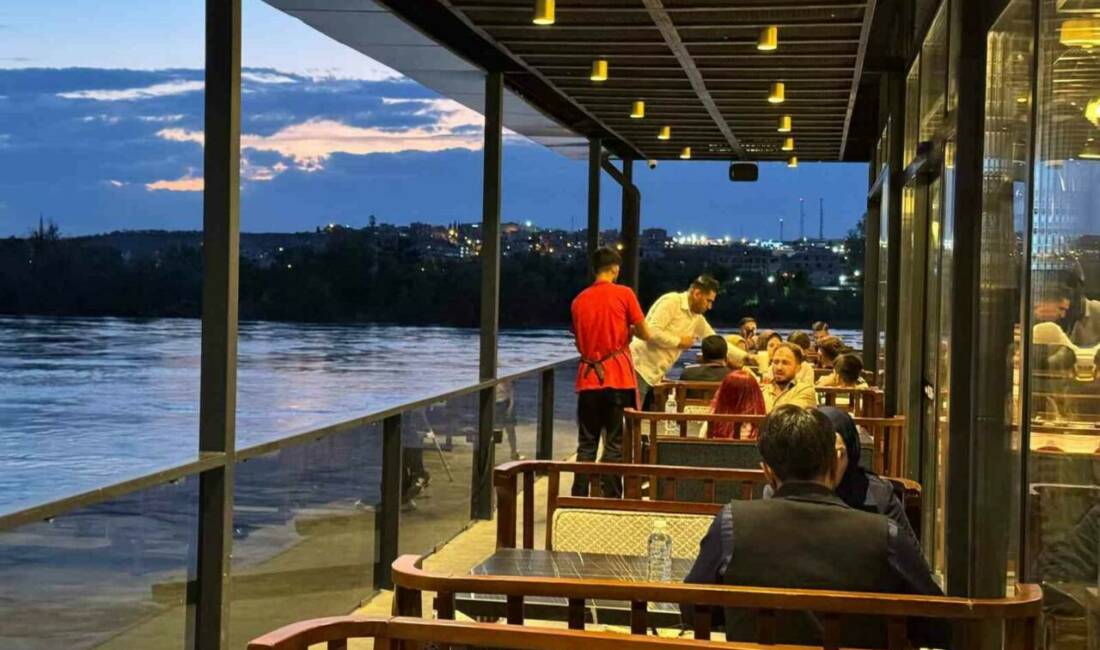 Kurban Bayramı tatilinde Şanlıurfa'nın Birecik ilçesindeki Fırat Nehri kıyısında yoğun
