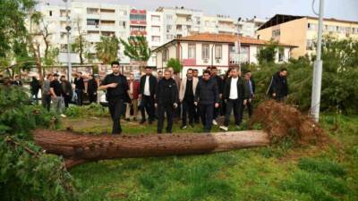 Şanlıurfa'nın Birecik ilçesinde dolu yağışı ve fırtına nedeniyle meydana gelen