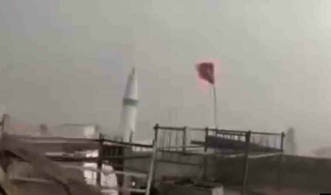 Şanlıurfa’nın Birecik ilçesinde etkili olan fırtınada bir caminin minaresinin yıkıldığı