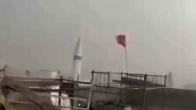 Şanlıurfa’nın Birecik ilçesinde etkili olan fırtınada bir caminin minaresinin yıkıldığı