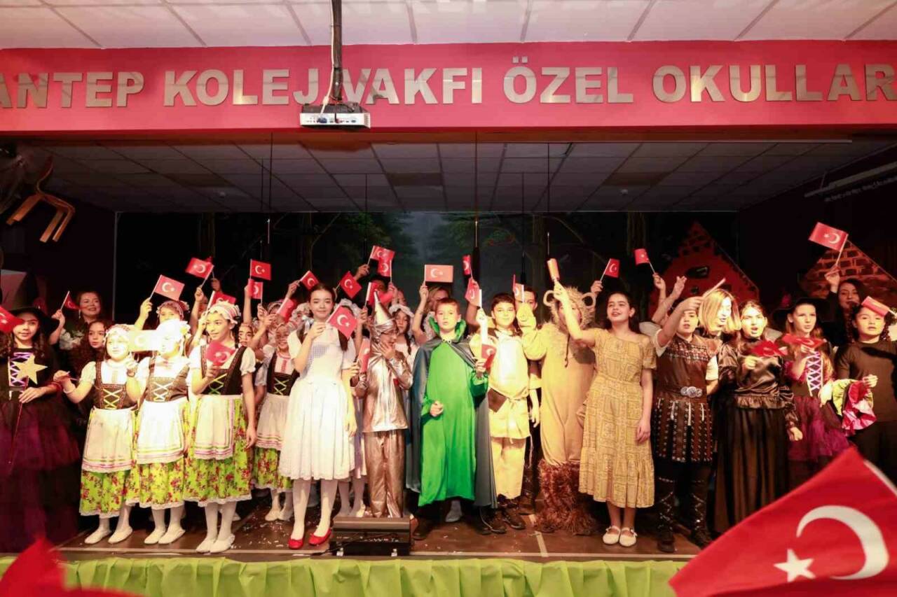 Gaziantep Kolej Vakfı Özel Ortaokulu 5. sınıf öğrencileri, İngilizce Drama