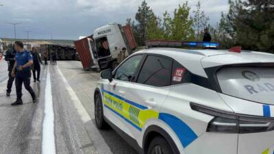 Gaziantep’te 3 tır ile 1 otomobilin karıştığı zincirleme trafik kazasında