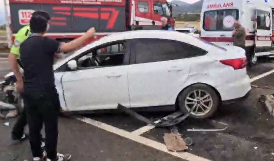 Gaziantep’in İslahiye ilçesinde iki otomobilin çarpışması meydana gelen trafik kazasında