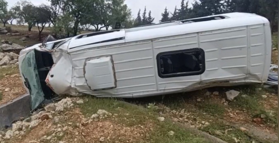 Gaziantep’te kontrolden çıkarak savrulan işçi servisi, yol kenarındaki bariyerleri aşarak