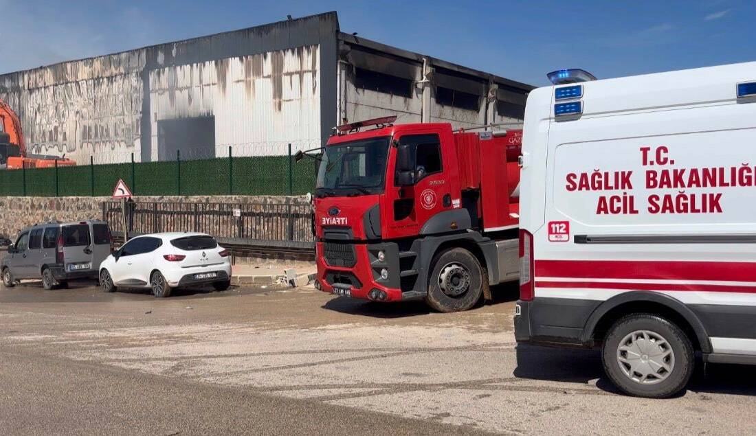 Gaziantep’te mobilya fabrikasında çıkan yangın, itfaiye ekiplerinin müdahalesiyle sabah saatlerine